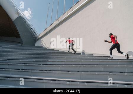 Les sportifs portant des masques de protection s'affrontent dans les escaliers Banque D'Images