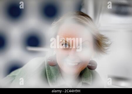 Portrait of smiling mature woman in city Banque D'Images