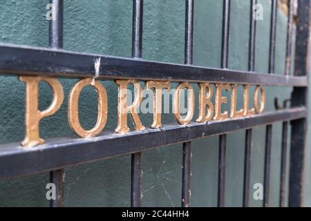 LONDRES, Royaume-Uni - 16 JUILLET 2015 : le mot Portobello sur une clôture le long de Portobello Road à Londres Banque D'Images