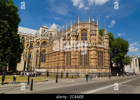 LONDRES, Royaume-Uni - 18 JUILLET 2015 : l'extérieur d'une partie de l'abbaye de Westminster pendant la journée. On peut voir les gens à l'extérieur. Banque D'Images