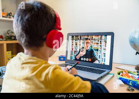 Enseignement par l'enseignant par appel vidéo à l'étudiant pendant la quarantaine homeschooling Banque D'Images