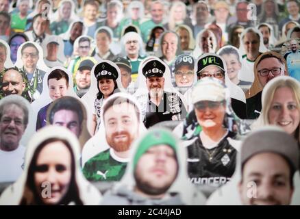 Borussia Park Moenchengladbach Allemagne 16.6.2020, football: Bundesliga saison 2019/20 match day 32, Borussia Moenchengladbach (BMG, blanc) vs VfL Wolfsburg (WSBG, noir) — photos de fans sur les places dans les stands en raison de la Corona pandémiques matches sont joués dans des stades vides sans spectateurs: Moritz Müller/POOL/via Kolvenbach utilisation Editorial seulement! Banque D'Images