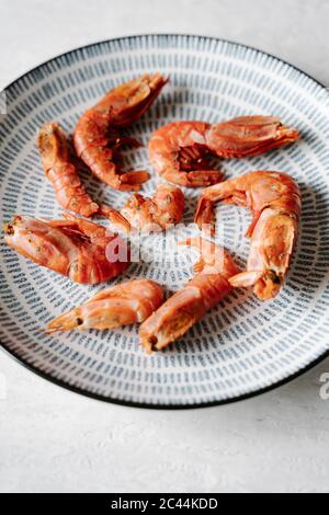 Crevettes grillées dans un bol Banque D'Images