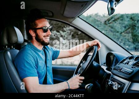 Homme heureux conduisant la voiture Banque D'Images