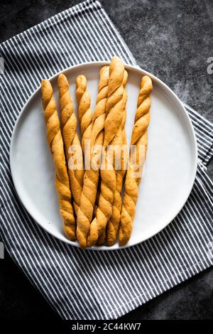 Assiette de gressins italiens frais Banque D'Images