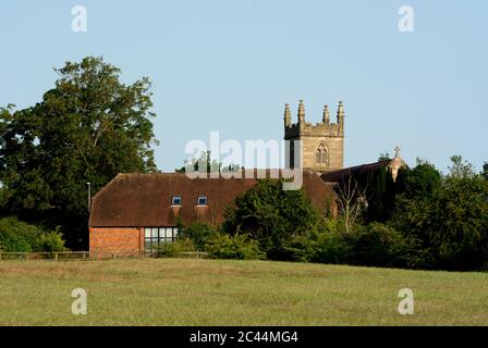 Eglise et Centre de l'Eglise Saint-Michel, Budbrooke, Warwickshire, Angleterre, Royaume-Uni Banque D'Images