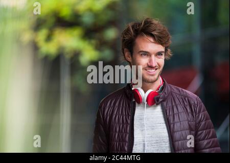 Portrait of smiling young man with headphones Banque D'Images