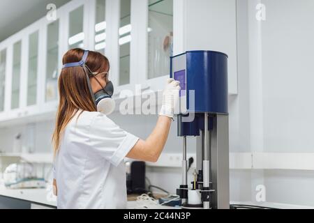 Une femme sûre d'elle-même qui utilise des équipements médicaux en laboratoire Banque D'Images