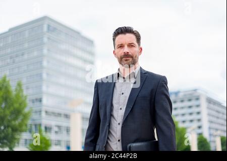 Portrait d'un homme d'affaires mature et confiant, situé dans le quartier financier de la ville Banque D'Images