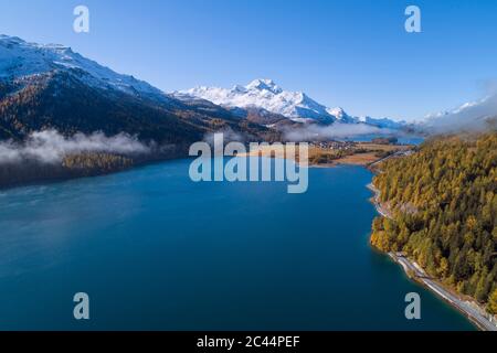 Suisse, canton des Grisons, Saint Moritz, Drone vue sur le lac Silvaplana et le lac Sils en automne Banque D'Images