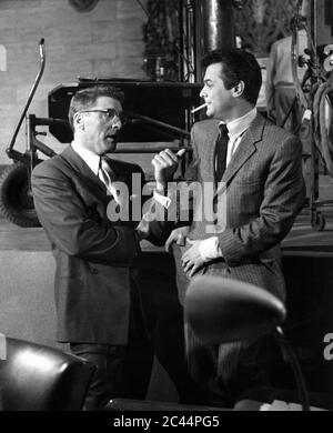 BURT LANCASTER et TONY CURTIS sur le terrain en plein candide pendant le tournage de DOUCE ODEUR DE SUCCÈS 1957 réalisateur ALEXANDER MACKENDRICK roman Ernest Lehman scénario Clifford Odets et Ernest Lehman Norma Productions / Curtleigh Productions / Hecht-Hill-Lancaster Productions / United Artists Banque D'Images