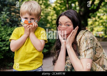 Portrait de mère et de fils portant un masque facial Banque D'Images