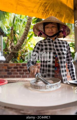 Femme produisant des nouilles à la maison, Ho Chi Minh, Vietnam Banque D'Images