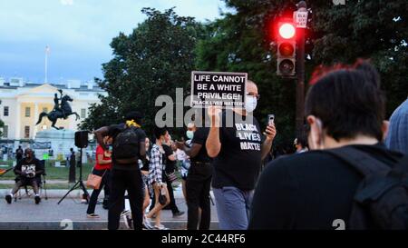 Washington D. C., District de Columbia, États-Unis. 19 juin 2020. La vie ne peut pas être un privilège blanc" est un signe au premier plan, avec la statue d'Andrew Jackson sur un cheval, devant la Maison Blanche pendant la manifestation George Floyd/Black Lives Matter à Lafayette Square n Washington, DC la statue est controversée parce que le président Andrew Jackson possédait plus d'une centaine d'esclaves. Crédit : Amy Katz/ZUMA Wire/Alay Live News Banque D'Images