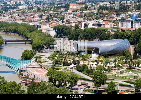 Pont de paix sur la rivière Kura contre le paysage urbain à Tbilissi, Géorgie Banque D'Images