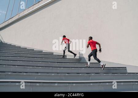 Les sportifs portant des masques de protection s'affrontent dans les escaliers Banque D'Images