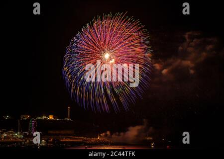 Magnifique feu d'artifice à Santa Maria di Leuca, dans la nuit du 15 août, pendant les vacances d'été. Les flashs des feux de couleur sont reflétés sur le soi Banque D'Images