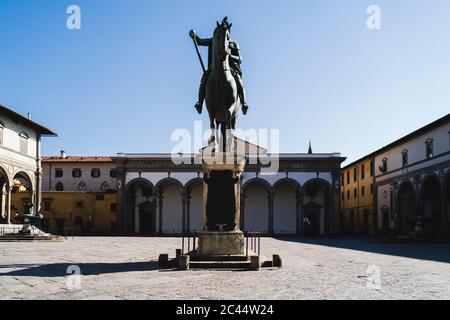 Italie, Toscane, Florence, vide Piazza della Santissima Annunziata avec monument équestre de Ferdinando I au milieu de la pandémie du coronavirus Banque D'Images