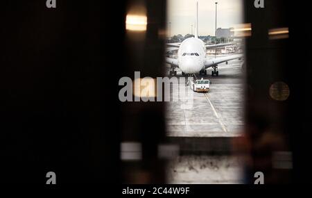 Afrique du Sud, Johannesburg, avion sur tarmac vu depuis le terminal de l'aéroport Banque D'Images