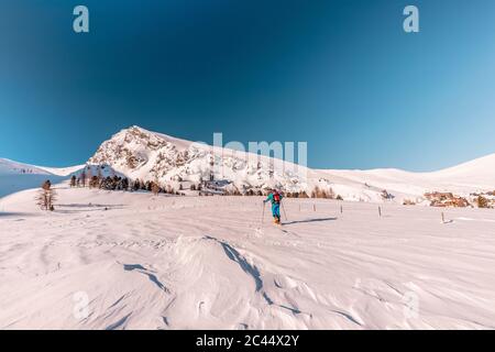 Autriche, Carinthie, Reichenau, Nockberge, Falkert, Homme ski de randonnée par beau temps Banque D'Images