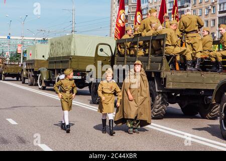 Novokuznetsk, Russie - 24 juin 2020 : défilé de la victoire. Jour de la victoire dans la Grande Guerre patriotique. Célébrer la victoire sur le fascisme. Les gens marchent le long Banque D'Images