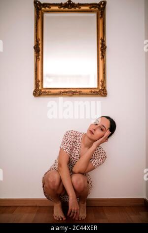 Ballerine dansant sous un miroir classique sur le mur à la maison Banque D'Images