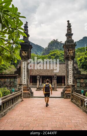 Vietnam, province de Ninh Binh, Ninh Binh, touriste mâle visitant le temple vietnamien Banque D'Images