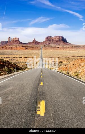 Route désertique vide vers la célèbre formation de roche contre le ciel, Monument Valley Tribal Park, Utah, États-Unis Banque D'Images