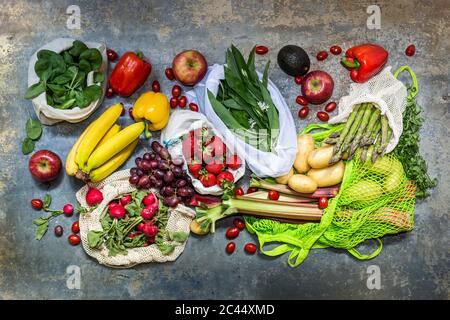 Studio de filets de sacs avec divers fruits et légumes Banque D'Images