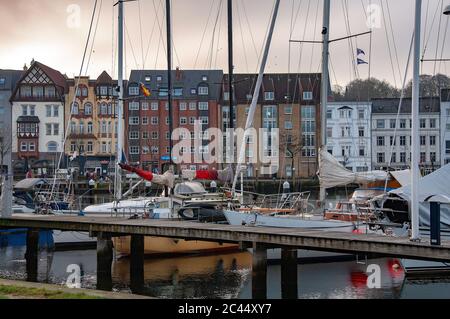 FLENSBURG, ALLEMAGNE. 28 JANVIER 2020. Bateaux sur la jetée les gens marchent sur le remblai Banque D'Images