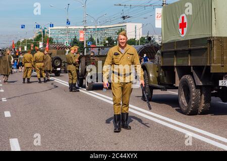 Novokuznetsk, Russie - 24 juin 2020 : défilé de la victoire. Jour de la victoire dans la Grande Guerre patriotique. Célébrer la victoire sur le fascisme. Les gens marchent le long Banque D'Images