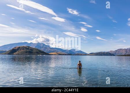 Nouvelle-Zélande, quartier Queenstown-Lakes, baie Glendhu, touriste féminine debout à la taille au fond du lac Wanaka Banque D'Images