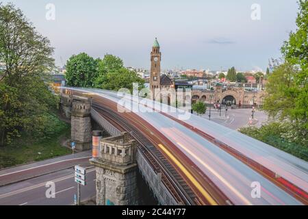 Allemagne, Hambourg, mouvement flou de train surélevé passant par Saint Pauli Piers Banque D'Images