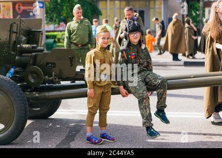 Novokuznetsk, Russie - 24 juin 2020 : défilé de la victoire. Jour de la victoire dans la Grande Guerre patriotique. Célébrer la victoire sur le fascisme. Les gens marchent le long Banque D'Images