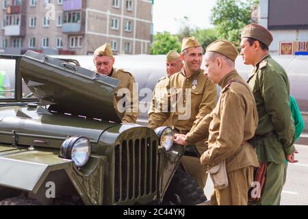 Novokuznetsk, Russie - 24 juin 2020 : défilé de la victoire. Jour de la victoire dans la Grande Guerre patriotique. Célébrer la victoire sur le fascisme. Les gens marchent le long Banque D'Images