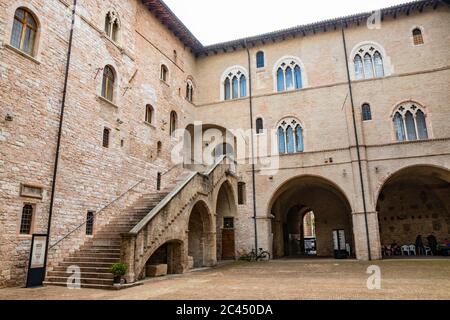 1 juin 2019 - Foligno, Pérouse, Ombrie, Italie - la cour intérieure et l'escalier gothique de l'ancien palais Trinci. Mur de briques, fenêtres, arches et Banque D'Images