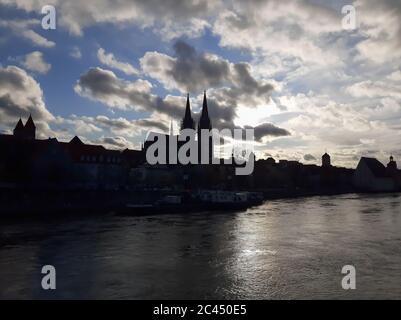 Ville de Ratisbonne. Vue depuis le pont de pierre par jour nuageux Banque D'Images