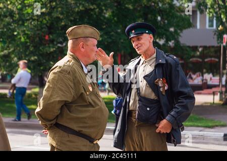 Novokuznetsk, Russie - 24 juin 2020 : défilé de la victoire. Jour de la victoire dans la Grande Guerre patriotique. Célébrer la victoire sur le fascisme. Les gens marchent le long Banque D'Images