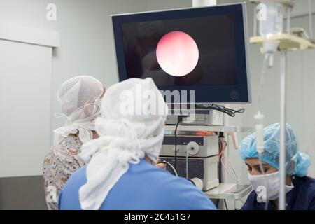 une équipe de médecins effectue un examen endoscopique d'un enfant atteint d'une maladie de la vessie. Cystoscopie. Banque D'Images