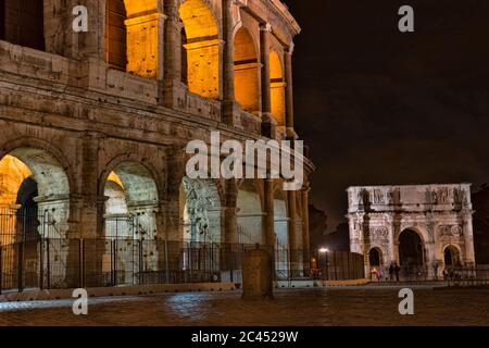 Arc de Constantine près du Colisée la nuit.Vue nocturne du Colisée de Rome, Italie. Banque D'Images