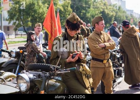 Novokuznetsk, Russie - 24 juin 2020 : défilé de la victoire. Jour de la victoire dans la Grande Guerre patriotique. Célébrer la victoire sur le fascisme. Les gens marchent le long Banque D'Images