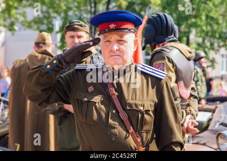 Novokuznetsk, Russie - 24 juin 2020 : défilé de la victoire. Jour de la victoire dans la Grande Guerre patriotique. Célébrer la victoire sur le fascisme. Les gens marchent le long Banque D'Images