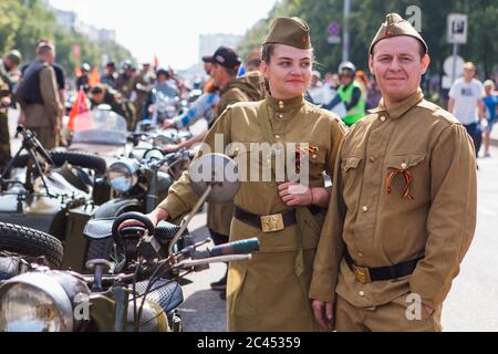 Novokuznetsk, Russie - 24 juin 2020 : défilé de la victoire. Jour de la victoire dans la Grande Guerre patriotique. Célébrer la victoire sur le fascisme. Les gens marchent le long Banque D'Images