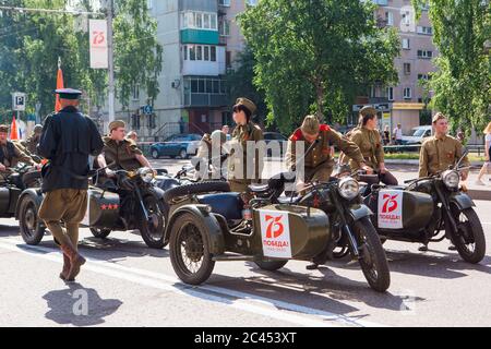 Novokuznetsk, Russie - 24 juin 2020 : défilé de la victoire. Jour de la victoire dans la Grande Guerre patriotique. Célébrer la victoire sur le fascisme. Les gens marchent le long Banque D'Images