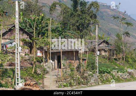 SAPA, VIETNAM - 22 MARS 2017 : huttes dans les villages de Sapa Vietnam. Des bâtiments comme celui-ci sont communs dans ces régions. Banque D'Images