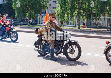 Novokuznetsk, Russie - 24 juin 2020 : défilé de la victoire. Jour de la victoire dans la Grande Guerre patriotique. Célébrer la victoire sur le fascisme. Les gens marchent le long Banque D'Images