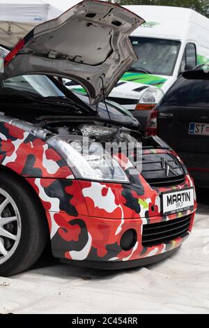 Skradin Croatie, juin 2020 Citren C2 racar avec un motif de camouflage géant rouge tigre garé dans un enclos de voiture de course, en préappariement pour la course de colline Banque D'Images