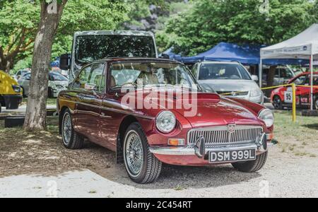 Skradin Croatie juin 2020 Classic Old TIMER MGB GT en rouge, Aston Martin DB5 looksoainsi. Belle vue dans un padddock de racacar Banque D'Images