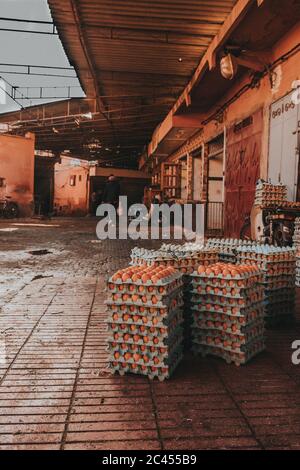 Plan vertical de piles d'œufs dans des cartons mis à l'extérieur devant un marché Banque D'Images