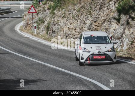 Skradin Croatie, juin 2020 Toyota Yaris version course entrant dans un virage à grande vitesse, course dans une course de colline Banque D'Images